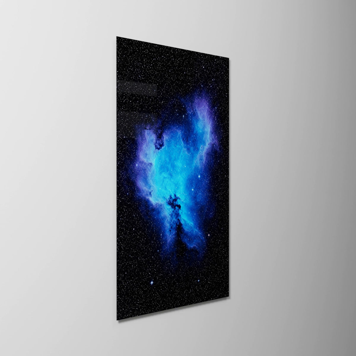 Angled view of a frameless glass panel showing its edge and reflection (visualisation)