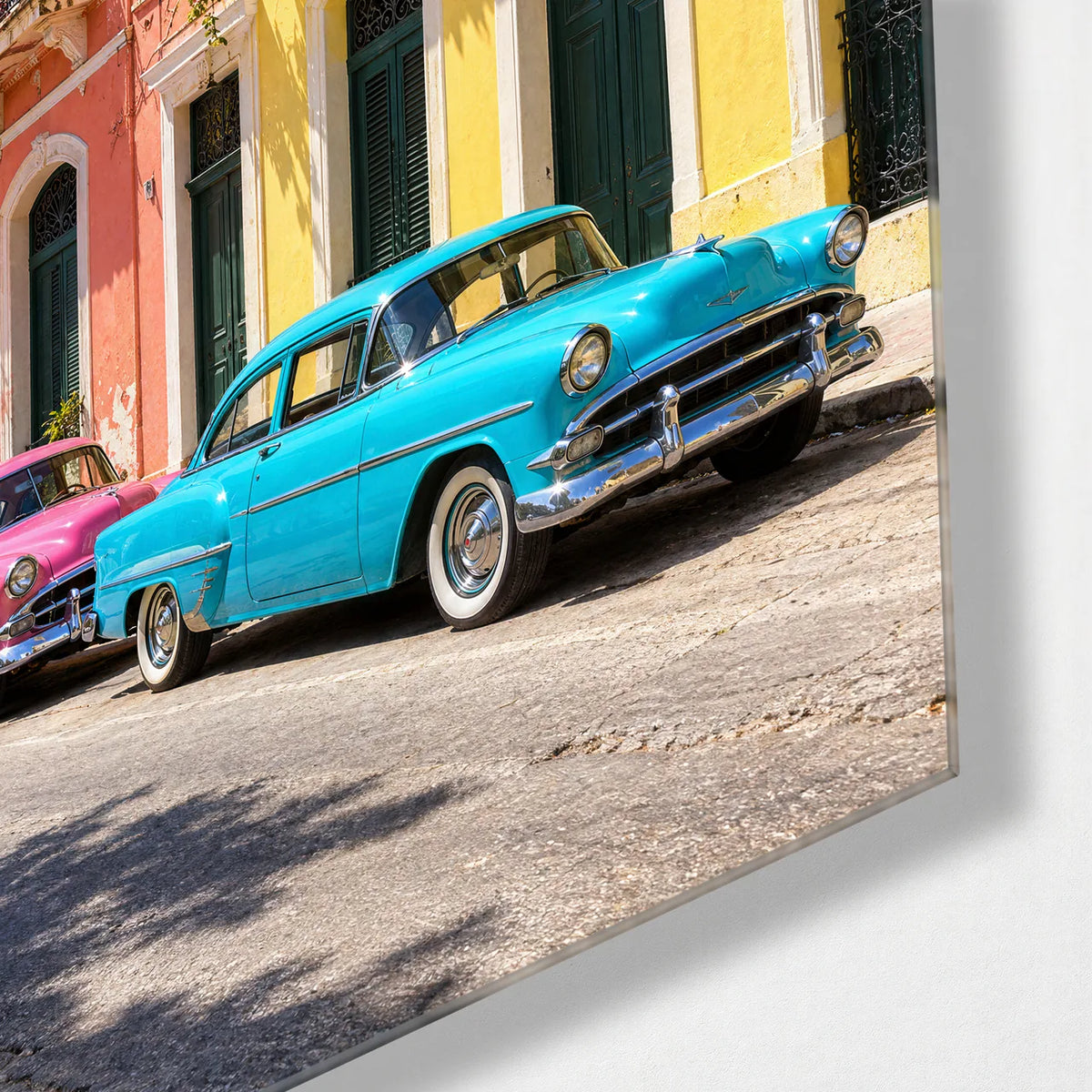 Havana Classic Cars — corner detail of glass wall art